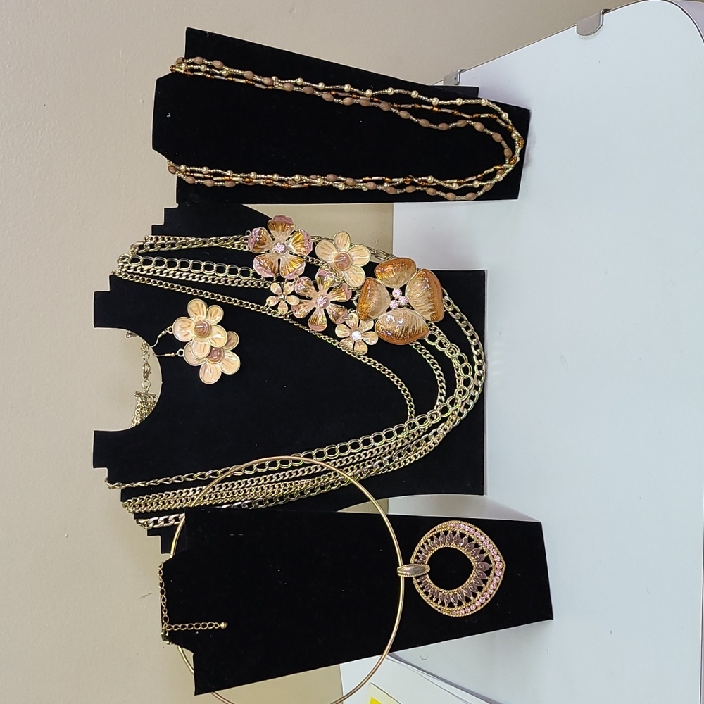 Necklaces /1 st earrings